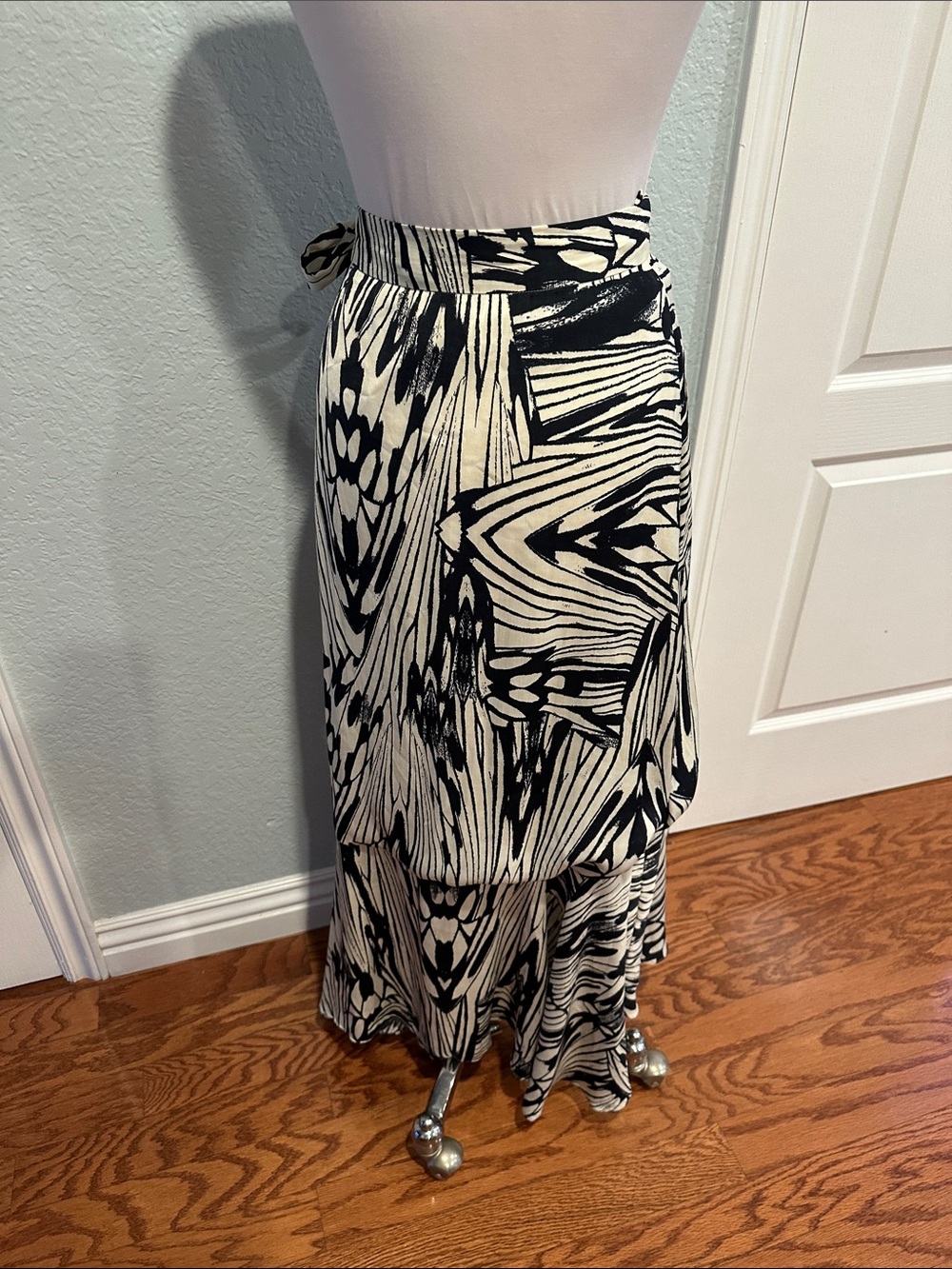 Anthropologie Maeve Sz Medium Black and White Abstract Tie-Wrap Midi Skirt - Picture 4 of 8